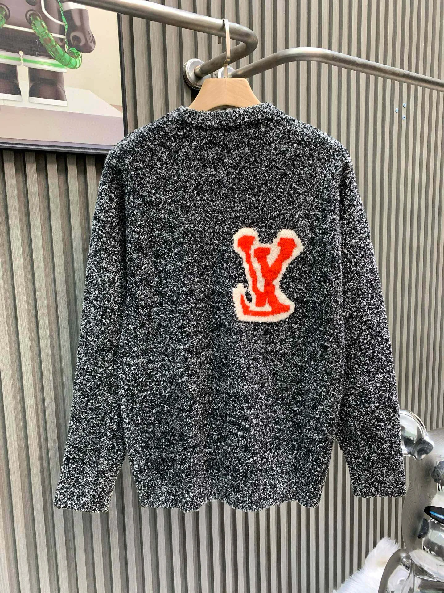 🅿️350 🀄️ Louis Vuitton 1v 25FW mirrored logo intarsia sweater (grey) originally purchased for 10,900, new color in 23 years, custom-woven and dyed sheep wool 55%, yak hair 21%, nylon 20%, spandex 4% wool loop yarn, brown loop yarn with gray color, high ductility and good elasticity It is different from the non-elastic version on the market. The special washing process is very soft and skin-friendly. Positive 3-needle knitting process. The thickness of each stitch of the intarsia at the clothing logo is consistent with ZP. The back logo is a mirror intarsia. The upper body is skin-friendly and versatile. Wear it in front of others. A powerful autumn and winter item.